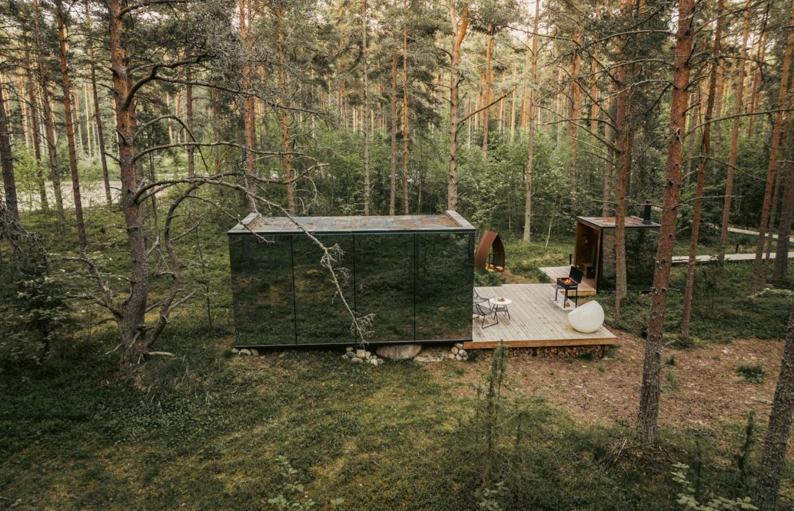 Casa riflettente in montagna, si fonde con il paesaggio circostante.