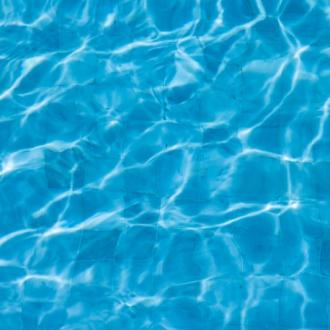 Superficie di una piscina con riflessi di luce sull'acqua azzurra.