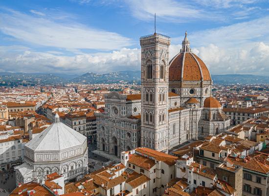 Vista del Duomo di Firenze con la cupola di Brunelleschi e il campanile di Giotto.